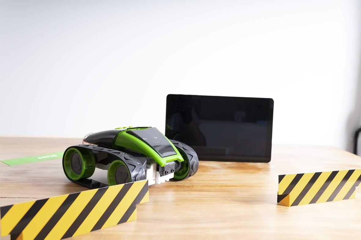 Игрушка умный робот. Робот может распознавать препятствия и выполнять действия с учетом этой информации. Фото.