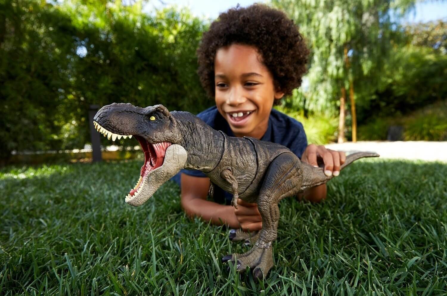 Фигурка динозавра Jurassic World. Динозавр еще может наклонять голову влево и вправо. Фото.