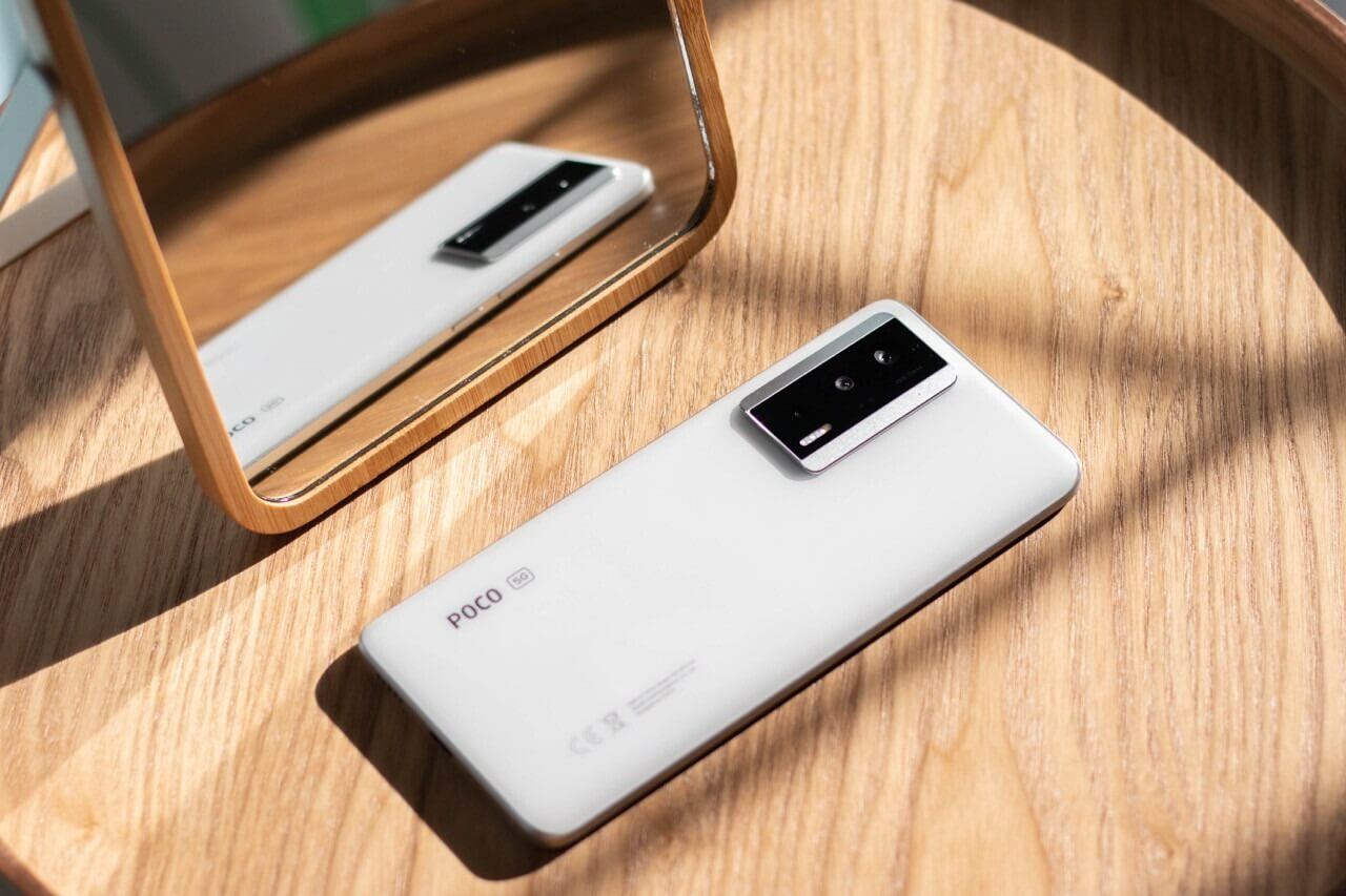 POCO F5 Pro — хороший, мощный смартфон. В белом цвете POCO F5 Pro смотрится намного интереснее, чем в черном. Источник: xataka.com. Фото.