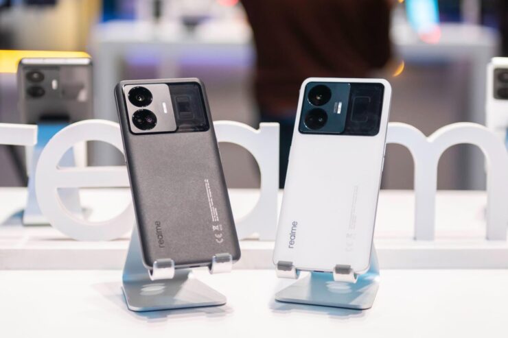 realme GT3 — смартфон с большой памятью. В белом цвете realme GT3 смотрится особенно выигрышно. Источник: journal.tinkoff.ru. Фото.