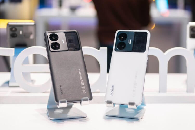 realme GT3 — смартфон с большой памятью. В белом цвете realme GT3 смотрится особенно выигрышно. Источник: journal.tinkoff.ru. realme GT3 — смартфон с большой памятью. В белом цвете realme GT3 смотрится особенно выигрышно. Источник: journal.tinkoff.ru. Фото.