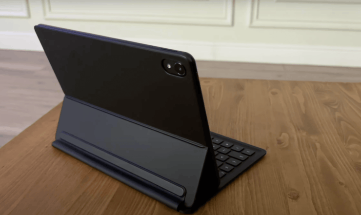 Стоит покупать Huawei MatePad Air. В паре с клавиатурой пользоваться планшетом намного удобнее. Фото.