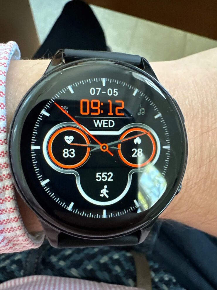 Круглые смарт часы KUMI GW5. На выбор есть большое количество разных циферблатов, которые разнообразят внешний вид часов. Круглые смарт часы KUMI GW5. На выбор есть большое количество разных циферблатов, которые разнообразят внешний вид часов. Фото.