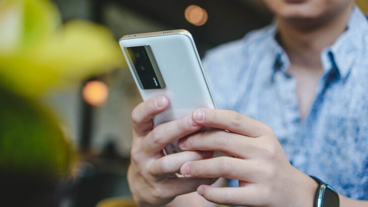 Самый удобный смартфон. Держать POCO F5 Pro в руках гораздо удобнее за счет задней панели-водопада. Источник: ekb.stores-apple.com. Самый удобный смартфон. Держать POCO F5 Pro в руках гораздо удобнее за счет задней панели-водопада. Источник: ekb.stores-apple.com. Фото.