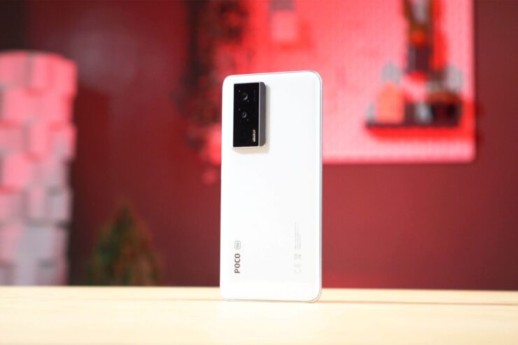 Смартфон с быстрой зарядкой. Зарядить смартфон быстро можно как с помощью провода, так и через беспроводную зарядку. Смартфон с быстрой зарядкой. Зарядить смартфон быстро можно как с помощью провода, так и через беспроводную зарядку. Фото.