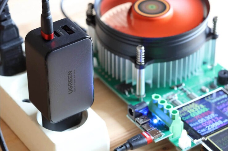 Мощная GaN-зарядка Ugreen с USB-PD. Купить ЗУ по такой цене можно только в период распродаж. Мощная GaN-зарядка Ugreen с USB-PD. Купить ЗУ по такой цене можно только в период распродаж. Фото.