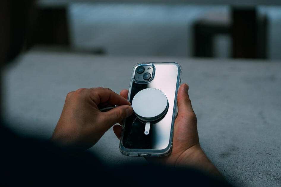 Как правильно заряжать Айфон 15. MagSafe зарядка может избавить от проблем с разъемом USB-C. Фото.