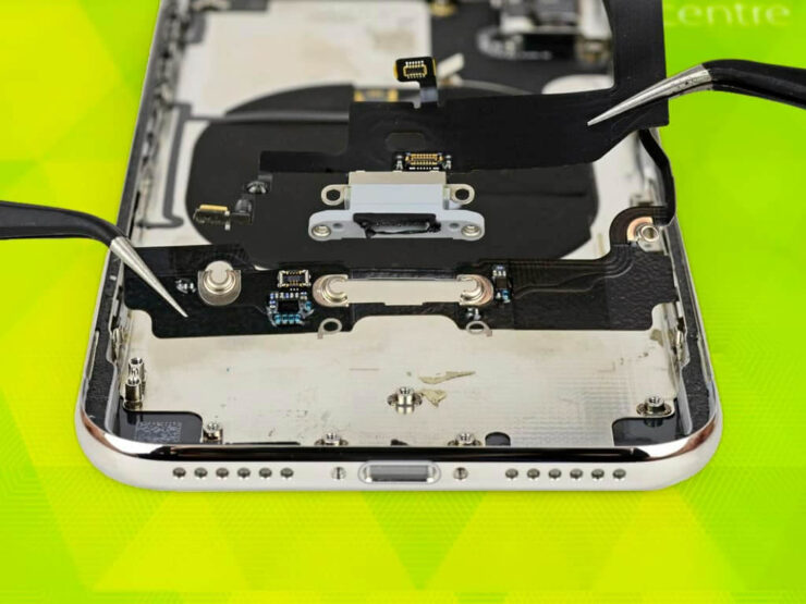 Ремонт разъема для зарядки на Айфоне. Возможно, даже потребуется замена разъема. Источник: kibercentre.ru. Ремонт разъема для зарядки на Айфоне. Возможно, даже потребуется замена разъема. Источник: kibercentre.ru. Фото.