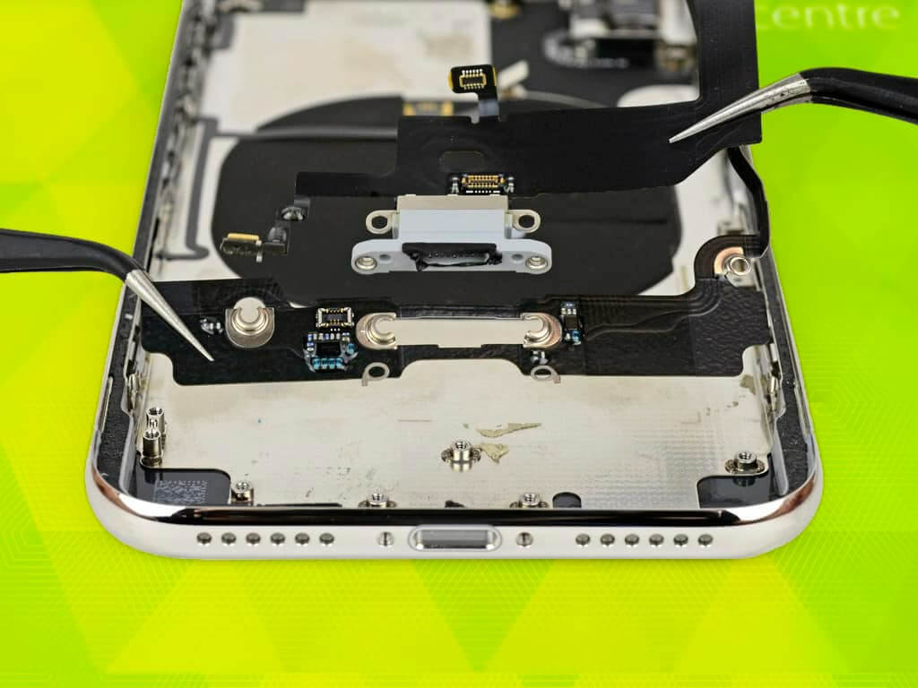 Ремонт разъема для зарядки на Айфоне. Возможно, даже потребуется замена разъема. Источник: kibercentre.ru. Фото.