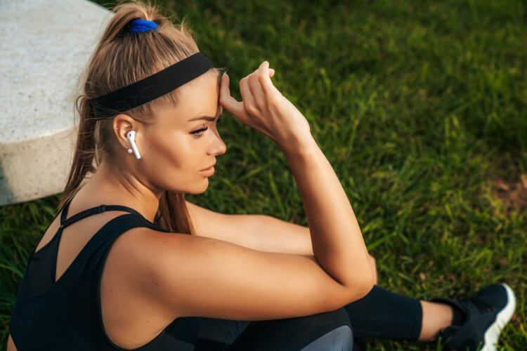 Что будет, если на AirPods попадет пот. Если заниматься в AirPods спортом, есть риск того, что они начнут раздражать ваши уши. Что будет, если на AirPods попадет пот. Если заниматься в AirPods спортом, есть риск того, что они начнут раздражать ваши уши. Фото.