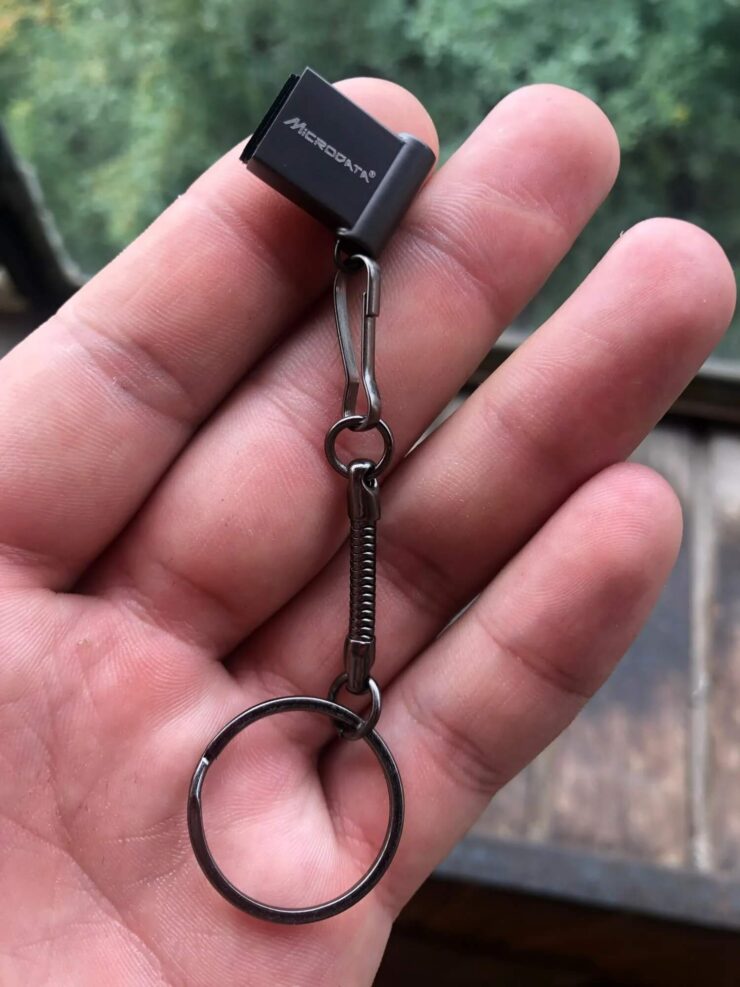 Портативная флешка. Флешка действительно маленькая и легко поместится в кошельке. Портативная флешка. Флешка действительно маленькая и легко поместится в кошельке. Фото.