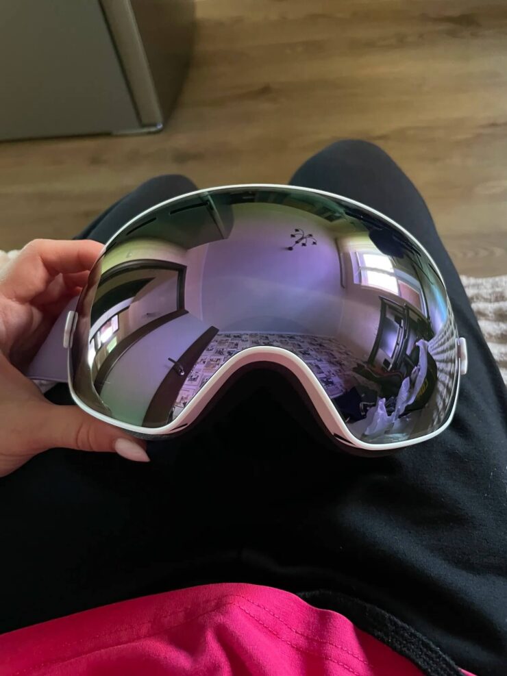 Хорошие горнолыжные очки. На выбор есть большое количество цветов. Хорошие горнолыжные очки. На выбор есть большое количество цветов. Фото.