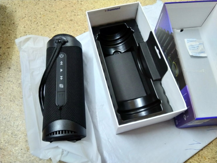 Беспроводная блютуз колонка. Колонка может неплохо прокачать небольшую вечеринку. Беспроводная блютуз колонка. Колонка может неплохо прокачать небольшую вечеринку. Фото.