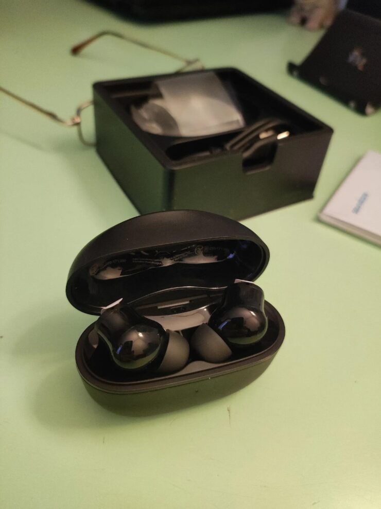 Какие беспроводные наушники лучше. Наушники отдаленно напоминают AirPods Pro, хоть и окрашены в черный цвет. Какие беспроводные наушники лучше. Наушники отдаленно напоминают AirPods Pro, хоть и окрашены в черный цвет. Фото.