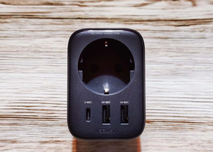 Зарядка с розеткой. И розетка останется свободной, и гаджеты зарядить сможете. Зарядка с розеткой. И розетка останется свободной, и гаджеты зарядить сможете. Фото.