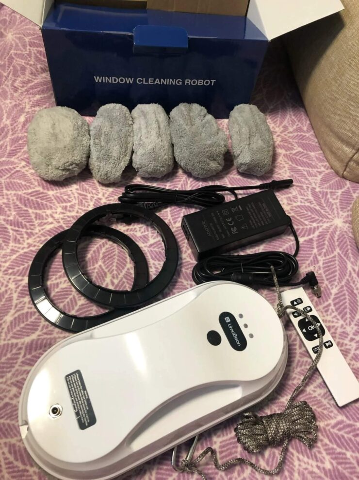 Робот-мойщик окон 2023. В комплекте с роботом идут салфетки для мытья. Робот-мойщик окон 2023. В комплекте с роботом идут салфетки для мытья. Фото.