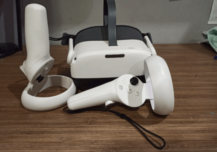 Недорогие VR-очки с джойстиками. На этих очках можно даже поиграть в игры. Недорогие VR-очки с джойстиками. На этих очках можно даже поиграть в игры. Фото.