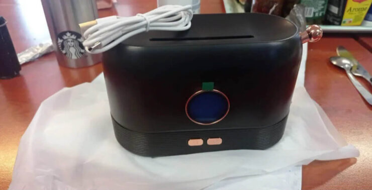 Увлажнитель воздуха с эффектом пламени. Когда этот увлажнитель работает, это не только полезно, но и красиво. Увлажнитель воздуха с эффектом пламени. Когда этот увлажнитель работает, это не только полезно, но и красиво. Фото.