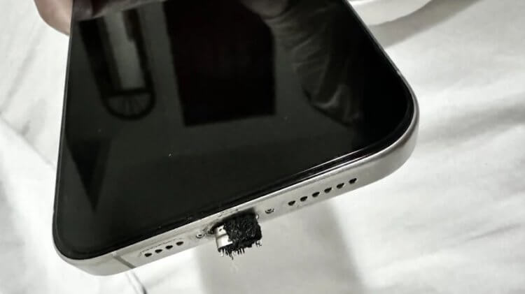 Что будет, если заряжать iPhone более мощным зарядником. Вот так выглядит iPhone пользователя Reddit после зарядки некачественными аксессуарами. Фото.