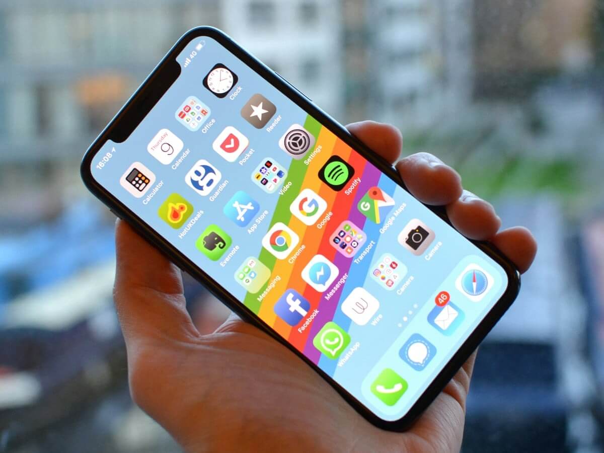 Айфон с OLED экраном. Даже на стареньком iPhone X такая проблема может появиться. Изображение: theguardian.com. Фото.