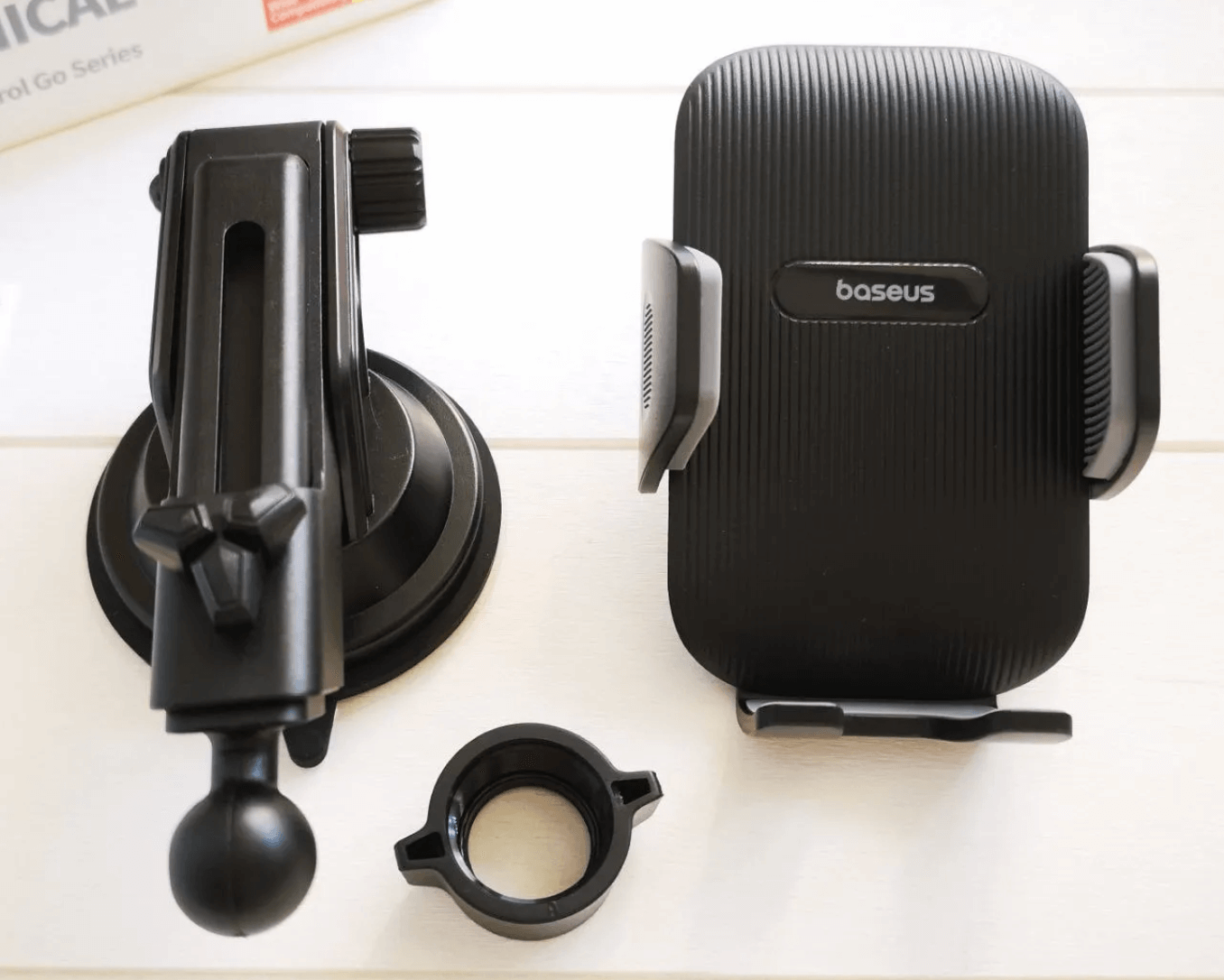 Как закрепить смартфон на приборной панели. В комплекте с креплением идет очень сильный вакуумный держатель. Фото.