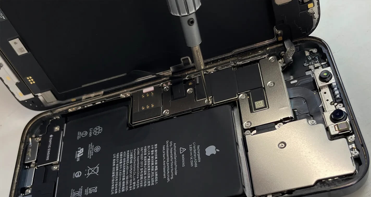 Замена экрана на Айфоне. Возможно, получится обойтись и без замены экрана. Изображение: apple-services.ru. Фото.