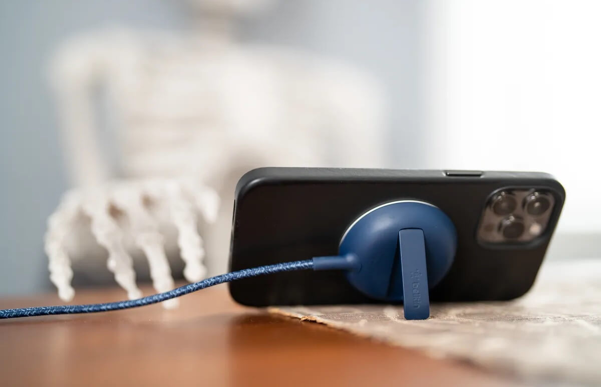 Какие iPhone поддерживают Qi2. Qi2 — это тот же MagSafe, только не требующий лицензирование. Фото: The Verge. Фото.