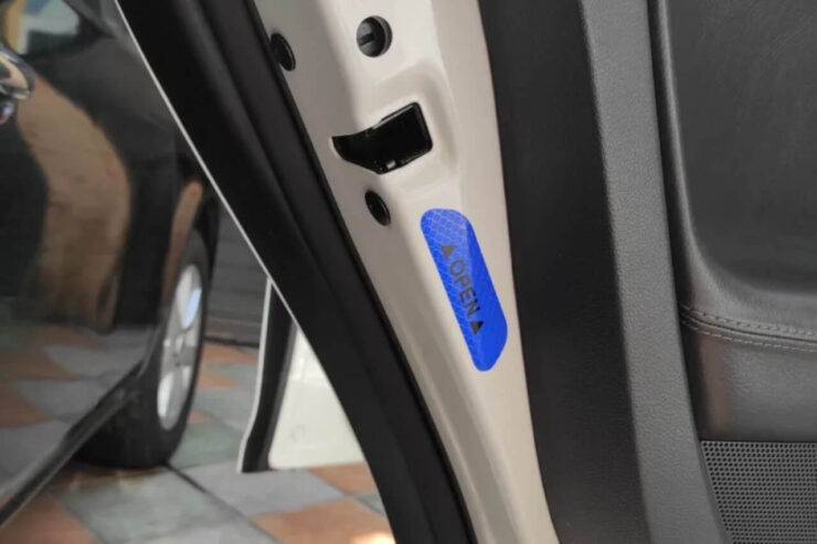 Светоотражающая наклейка на дверь авто. Наклейки бывают разных цветов, а в комплекте идет 4 штуки. Светоотражающая наклейка на дверь авто. Наклейки бывают разных цветов, а в комплекте идет 4 штуки. Фото.