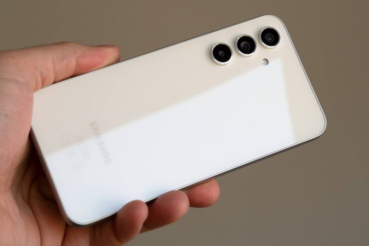 Хороший смартфон на Андроиде. Выглядит Galaxy A54 очень здорово. Изображение: amateurphotographer.com. Фото.