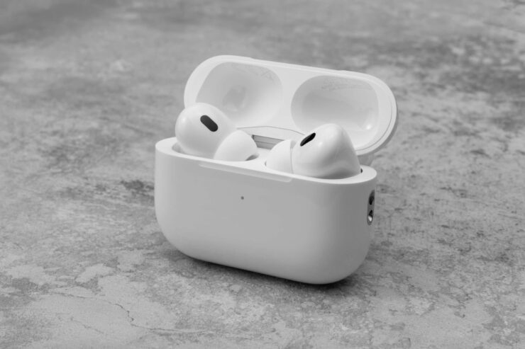 Беспроводные наушники Apple. AirPods Pro 2 не только предлагают большое количество фишек, но и выглядят стильно. Изображение: krasnodar.stores-apple.com. Фото.