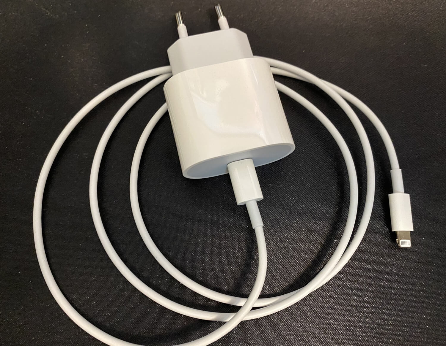 Зарядка для Айфона. Многие предпочитают именно оригинальные зарядки. Изображение: blog.eldorado.ru. Фото.