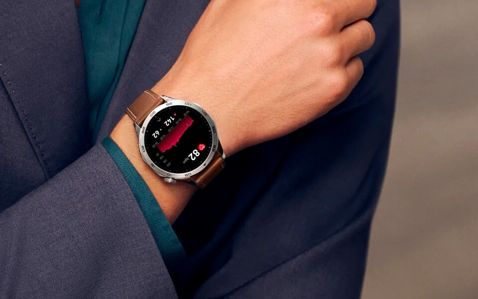 Круглые умные часы. Такие часы подойдут не только к спортивному, но и деловому костюму. Изображение: shop.mts.ru. Фото.