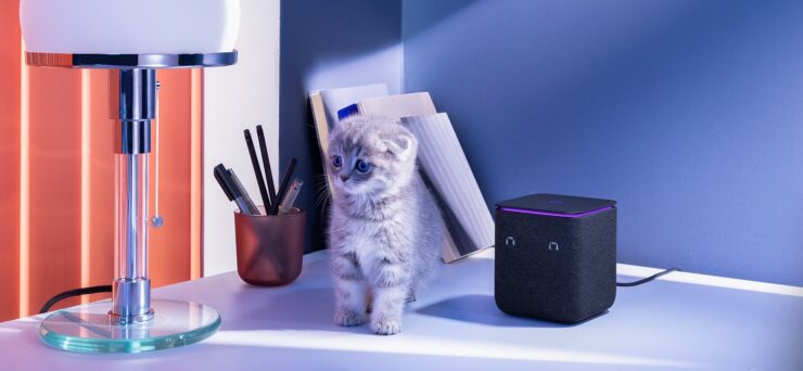 Умная колонка с Алисой. На экран на Яндекс Станции Миди могут выводиться не только часы, но и эмоции. Изображение: journal.tinkoff.ru. Фото.