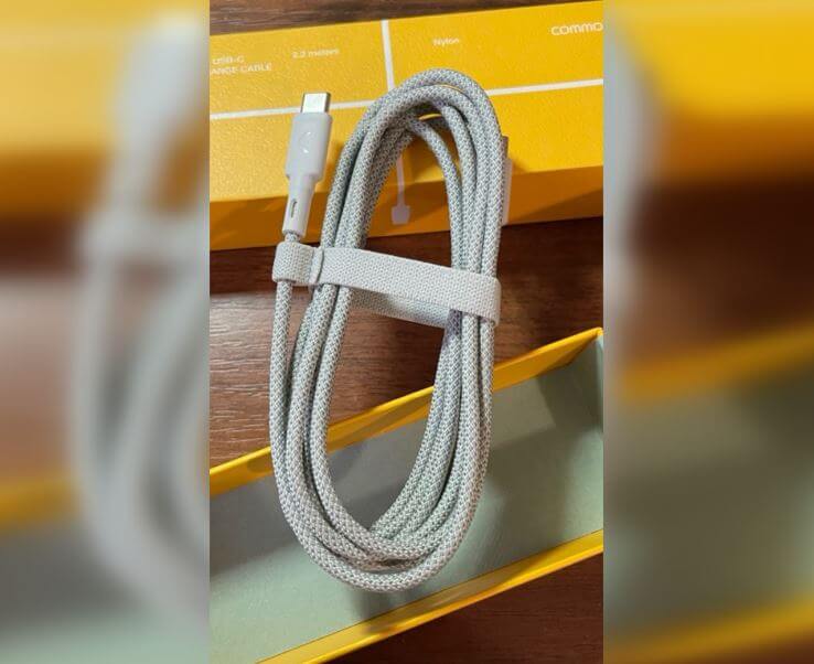 Магнитный повербанк для iPhone. Кабель с нейлоновой оплеткой очень устойчив к низким температурам. Магнитный повербанк для iPhone. Кабель с нейлоновой оплеткой очень устойчив к низким температурам. Фото.