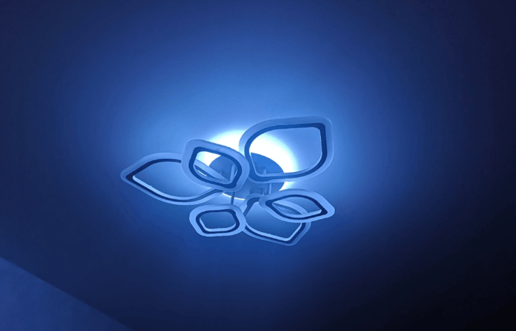 Потолочный светильник с управлением через приложение. Светильник имеет множество режимов работы. Фото.