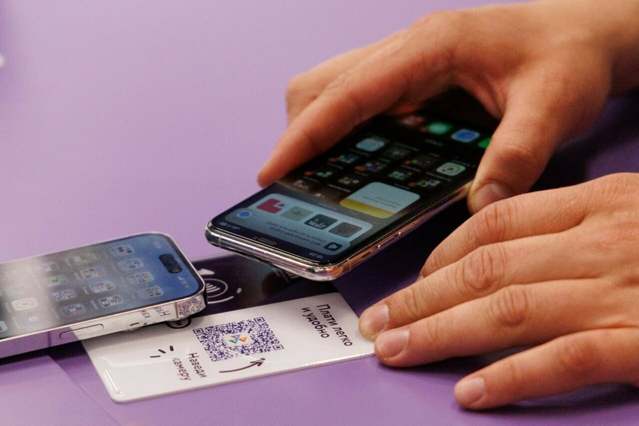 Как платить Айфоном по NFC через СБПэй. Фактически оплата выполняется в 2 действия. Фото: Татар-информ. Фото.