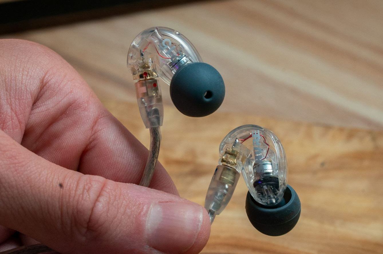 Какие проводные наушники лучше. Shure SE215 выглядят диковато, но в ушах сидят отлично. Какие проводные наушники лучше. Shure SE215 выглядят диковато, но в ушах сидят отлично. Фото.