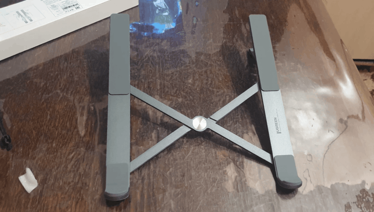 Что делать, если сильно греется ноутбук. Эта подставка позволит ноутбуку охлаждаться более эффективно. Фото.