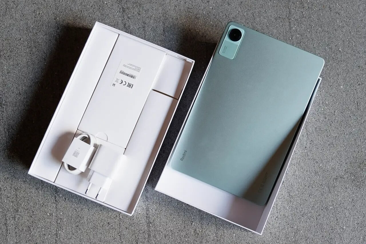 Хороший недорогой планшет на Андроиде. В дизайне Redmi Pad SE легко угадывается фирменный стиль Xiaomi. Изображение: vb.by. Фото.