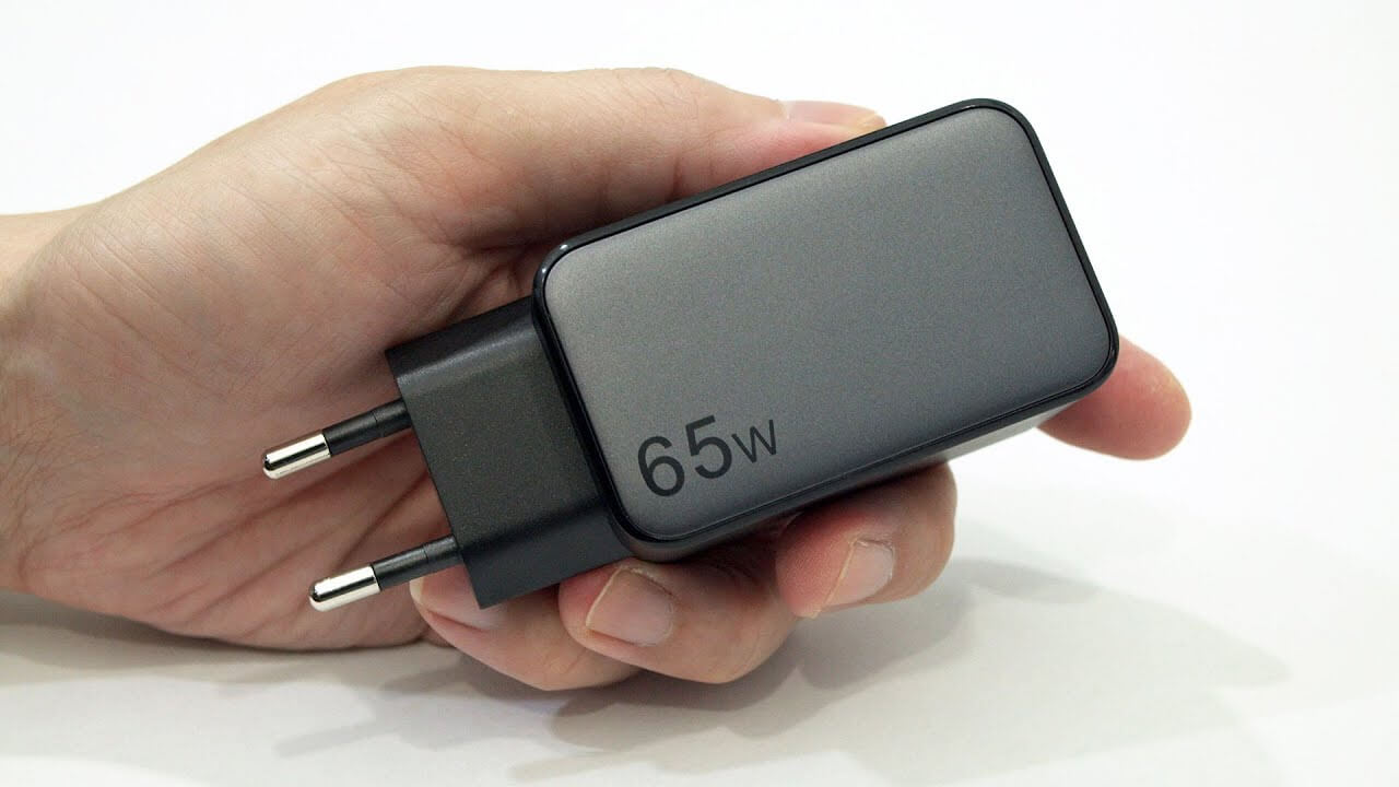 Быстрая зарядка Ugreen на 65 Вт. С таким ЗУ вы сможете зарядить все свои устройства. Фото.