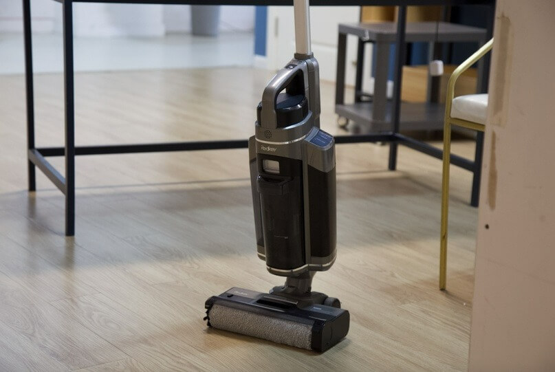 Моющий вертикальный беспроводной пылесос. К пылесосу можно подключить шланг и помыть даже окна. Изображение: vk.com. Фото.