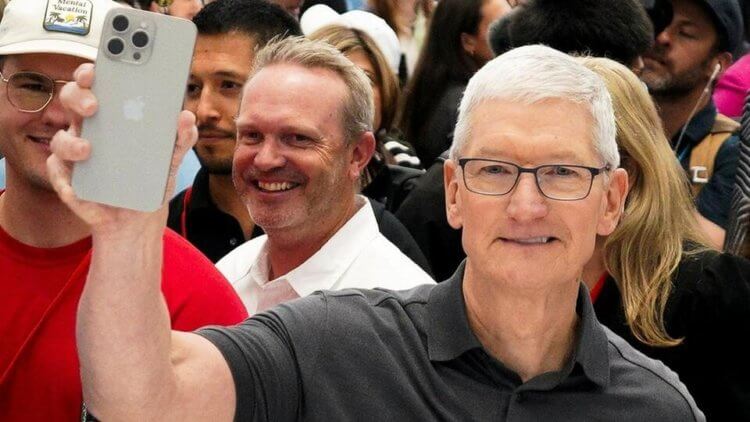 5 худших продуктов Apple, вышедших в 2023 году. Тим Кук показывает Айфон, который надо купить. Изображение: ren.tv. 5 худших продуктов Apple, вышедших в 2023 году. Тим Кук показывает Айфон, который надо купить. Изображение: ren.tv. Фото.