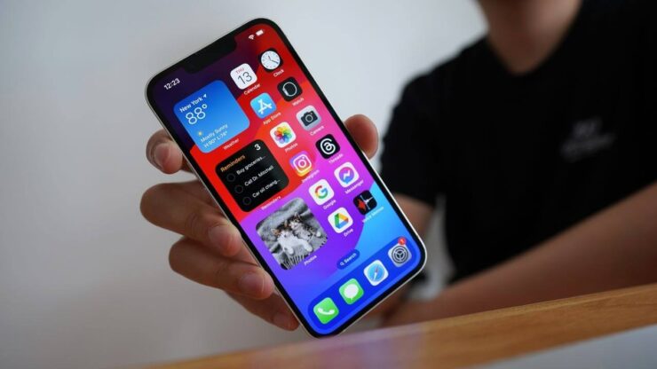 Стоит ли обновлять Айфон до iOS 17. iOS 17 получилась не очень стабильной и регулярно ловит какие-нибудь глюки. Изображение: zdnet.com. Фото.
