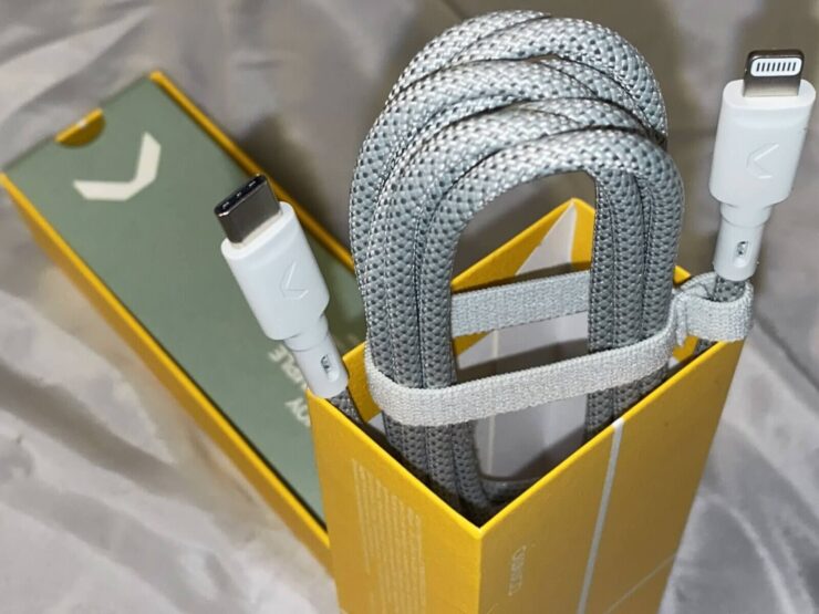 Провод для зарядки Айфона. Провод плетеный, а значит, прослужит вам долго. Фото.