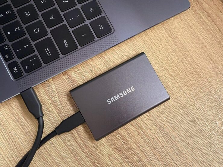 Внешний SSD диск. SSD компактный, а значит, его легко можно взять с собой. Изображение: windowscentral.com. Фото.