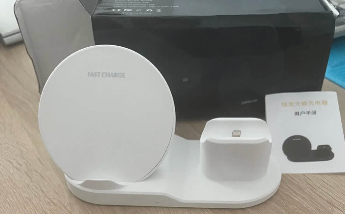 Беспроводное зарядное устройство 3 в 1. iPhone заряжается без проводов, а AirPods — через Lightning. Фото.