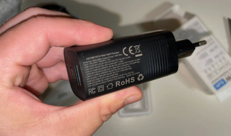 Недорогой зарядник с USB-C и быстрой зарядкой. Блок питания на 65 Вт необязательно должен стоить дорого. Недорогой зарядник с USB-C и быстрой зарядкой. Блок питания на 65 Вт необязательно должен стоить дорого. Фото.