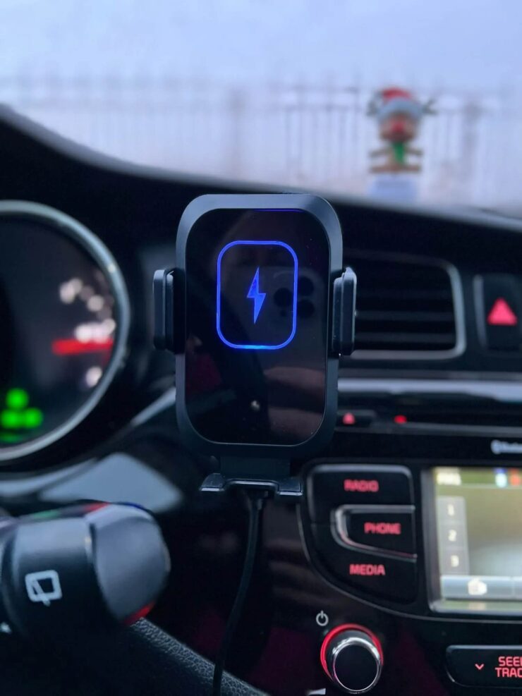 Держатель для телефона с беспроводной зарядкой. Не только сможете удобно разместить смартфон в автомобиле, но и зарядите его. Держатель для телефона с беспроводной зарядкой. Не только сможете удобно разместить смартфон в автомобиле, но и зарядите его. Фото.