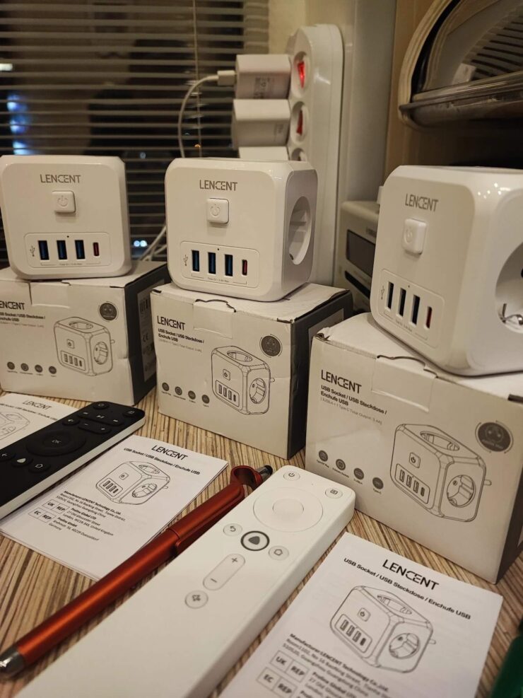 Сетевой фильтр с USB. Сетевой фильтр не занимает много места и позволяет подключить большое количество устройств. Сетевой фильтр с USB. Сетевой фильтр не занимает много места и позволяет подключить большое количество устройств. Фото.