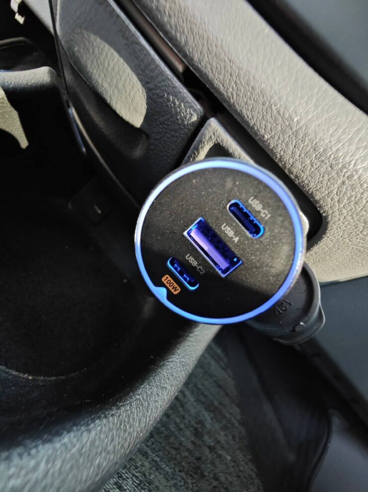 Зарядное устройство для телефона в автомобиль. С помощью этого блока питания можно быстро зарядить не только смартфон, но и ноутбук. Зарядное устройство для телефона в автомобиль. С помощью этого блока питания можно быстро зарядить не только смартфон, но и ноутбук. Фото.